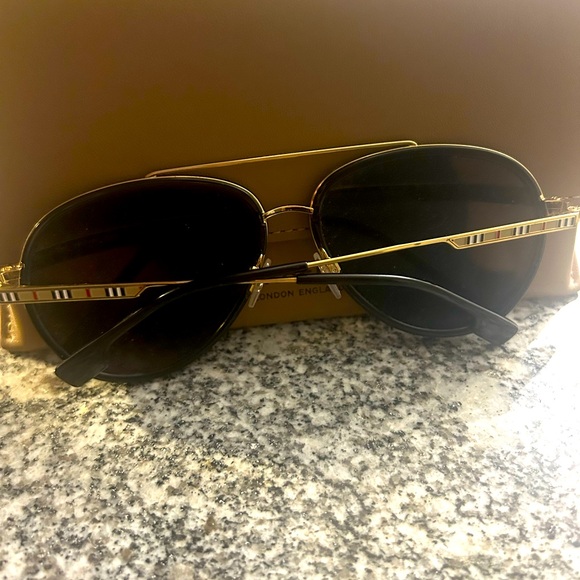Burberry Shades - Picture 2 of 4